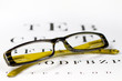Grüne Brille mit Buchstabentest