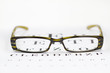 Grüne Brille mit Buchstabentest zentral