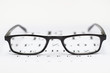 schwarze Brille mit Buchstabentest