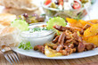 Scharf angebratenes Gyros mit Tsatsiki und Bratkartoffel