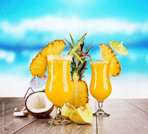 Foto: Exotic drinks with blur beach on background Exotic drinks with blur beach on background