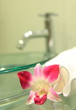 Foto: Sink, towel & orchid Sink, towel & orchid