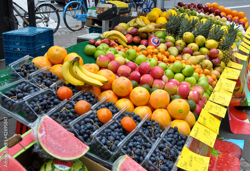 Photo: Obststand auf dem Wochenmarkt Obststand auf dem Wochenmarkt