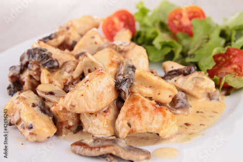 Foto: grilled meat with cream and mushrooms grilled meat with cream and mushrooms
