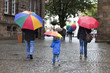 canvas print picture - Menschen im Regen