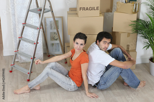 Foto: A tired couple on moving day A tired couple on moving day