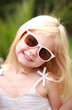 süßes Mädel mit Sonnenbrille