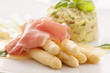 Spargel mit Prosciutto und Avocado Tatar