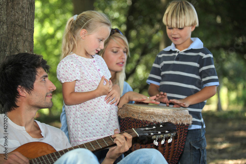 Foto: portrait of a family playing music portrait of a family playing music