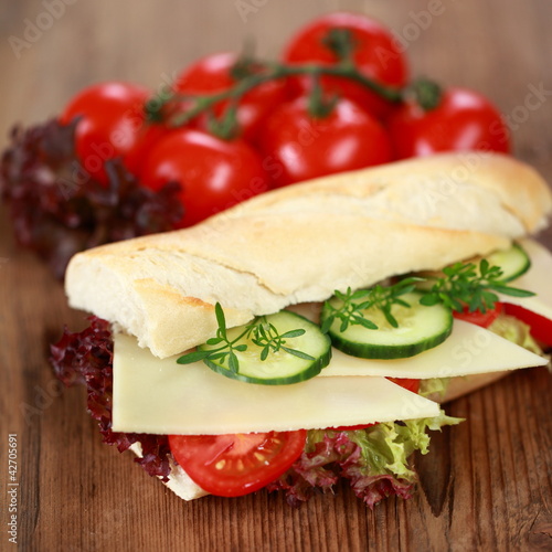 Foto : Baguette mit Käse, Salat, Gurken und Tomaten Baguette mit Käse, Salat, Gurken und Tomaten