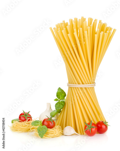 Foto: Pasta, tomatoes, basil and garlic Pasta, tomatoes, basil and garlic