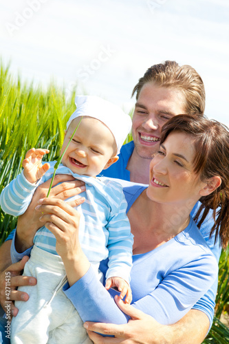 Foto: familie mit kind in der natur familie mit kind in der natur