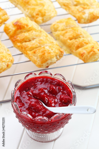 Foto: Homemade strawberry jam with apple turnovers Homemade strawberry jam with apple turnovers