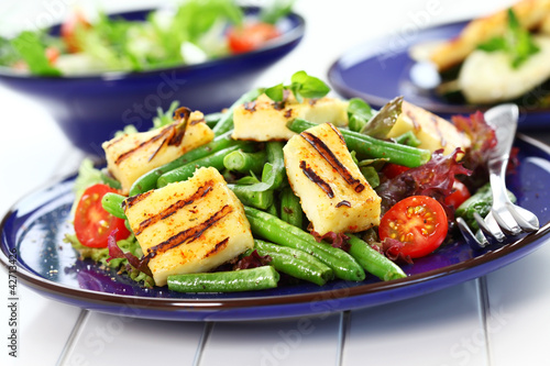 Foto: Grilled cheese on green beans with tomatoes Grilled cheese on green beans with tomatoes