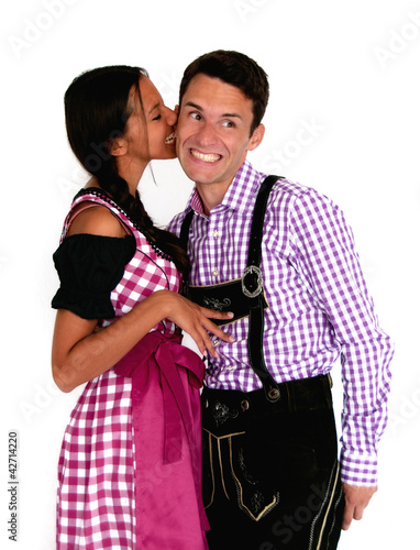 Foto: Küssendes bayerisches Paar - Lederhosen & Dirndl Küssendes bayerisches Paar - Lederhosen & Dirndl