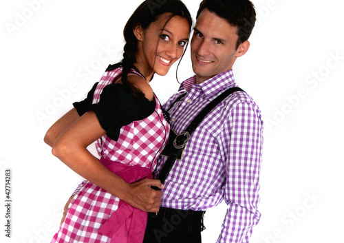Foto: Fröhliches Bayerisches Paar mit Lederhosen und Dirndl Fröhliches Bayerisches Paar mit Lederhosen und Dirndl