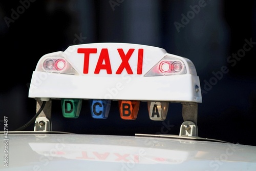 Photo: Lumineux de taxi allumé rouge : ' occupé ' Lumineux de taxi allumé rouge : ' occupé '