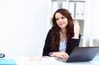 Foto: Young busines woman with notebook Young busines woman with notebook