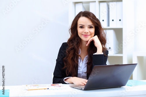 Foto: Young busines woman with notebook Young busines woman with notebook