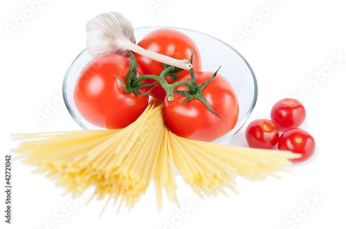 Foto: Spaghetti noodles, ripe tomatoes and garlic Spaghetti noodles, ripe tomatoes and garlic