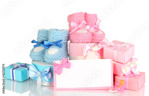 Foto: baby boots, pacifier, gifts and blank postcard isolated baby boots, pacifier, gifts and blank postcard isolated