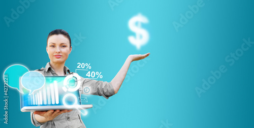 Foto: Attractive brunette with virtual interface futuristic interior Attractive brunette with virtual interface futuristic interior