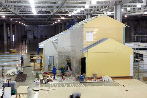 Photo: Workers work on a building site in the pavilion. Workers work on a building site in the pavilion.