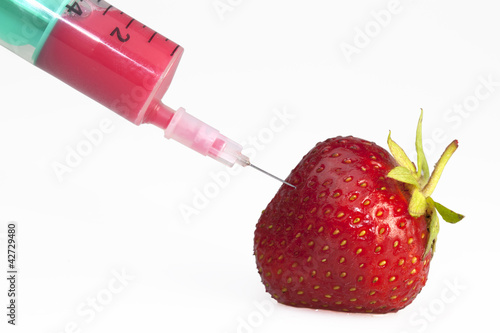 Foto: Erdbeere mit Pestiziden/ gespritzt Erdbeere mit Pestiziden/ gespritzt