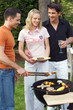 Freunde beim Grillen