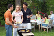 Freunde beim Grillen