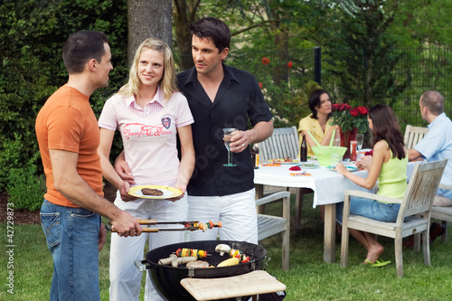 Photo: Freunde beim Grillen Freunde beim Grillen