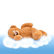teddy mit pflaster liegt auf einer wolke