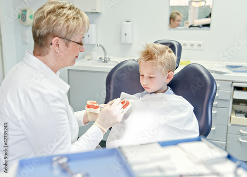 Foto: Kind beim Zahnarzt Kind beim Zahnarzt