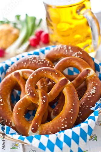 Foto: Bavarian pretzels with obatzda and beer Bavarian pretzels with obatzda and beer