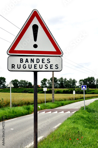 Photo: Panneau routier-Ralentisseur Panneau routier-Ralentisseur