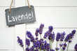 Photo: Schiefertafel mit Lavendel vor Holzwand Schiefertafel mit Lavendel vor Holzwand