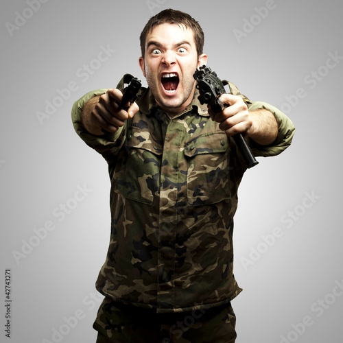 Foto: soldier aiming soldier aiming