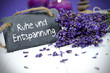 Lavendel mit Schiefertafel, Ruhe und Entspannung und Kerze