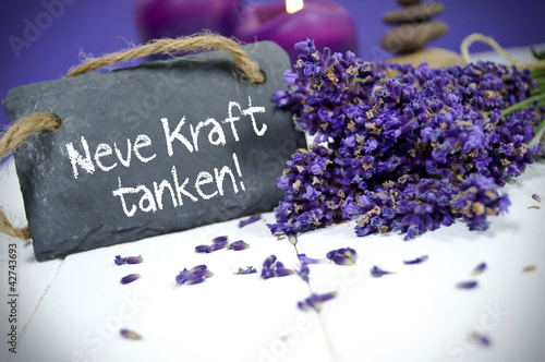Photo: Lavendel mit Schiefertafe, Neue Kraft tanken und Kerze Lavendel mit Schiefertafe, Neue Kraft tanken und Kerze