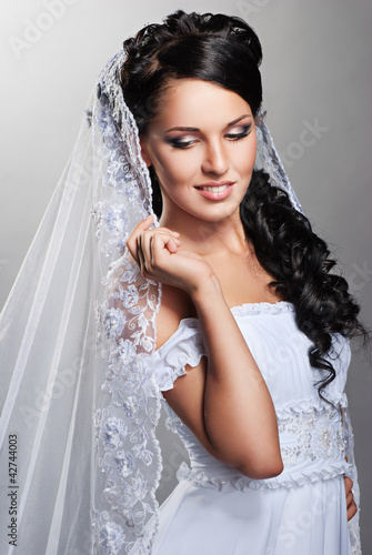 Foto: beautiful bride is standing in wedding dress beautiful bride is standing in wedding dress