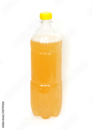 Foto: Plastic bottle of beer on white Plastic bottle of beer on white