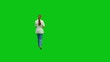 Vídeo: Young nurse moves around with a report. Green screen. Young nurse moves around with a report. Green screen.