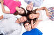 Foto: Young people lying down around Young people lying down around