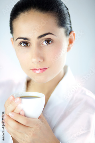 Foto: Beautiful Young Woman With White Cup of Coffee Beautiful Young Woman With White Cup of Coffee