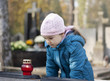 Foto: Girl mourning at the grave on cemetery in Warsaw Girl mourning at the grave on cemetery in Warsaw