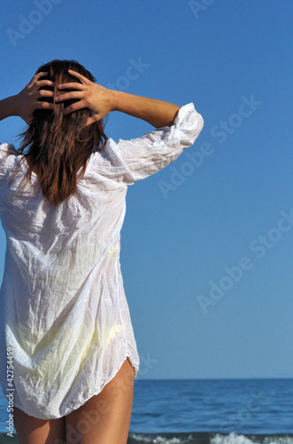 Photo: Jeune femme qui se détend au bord de l'eau Jeune femme qui se détend au bord de l'eau