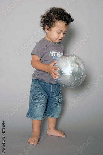 Photo: Kleinkind spielt Fußball Kleinkind spielt Fußball
