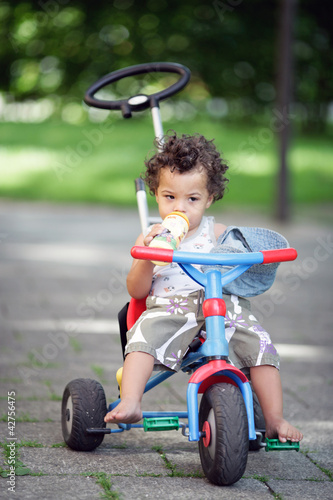 Photo: Kind auf Dreirad Kind auf Dreirad