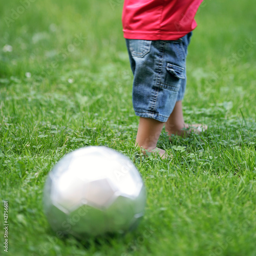 Photo: Bub spielt im Park Fußball Bub spielt im Park Fußball