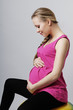 dziewczyna w ciąży na piłce